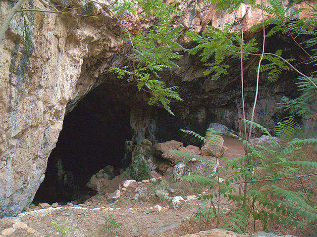 Entrada a la cueva de Skotino, en Gouves, Creta @ Wikimedia