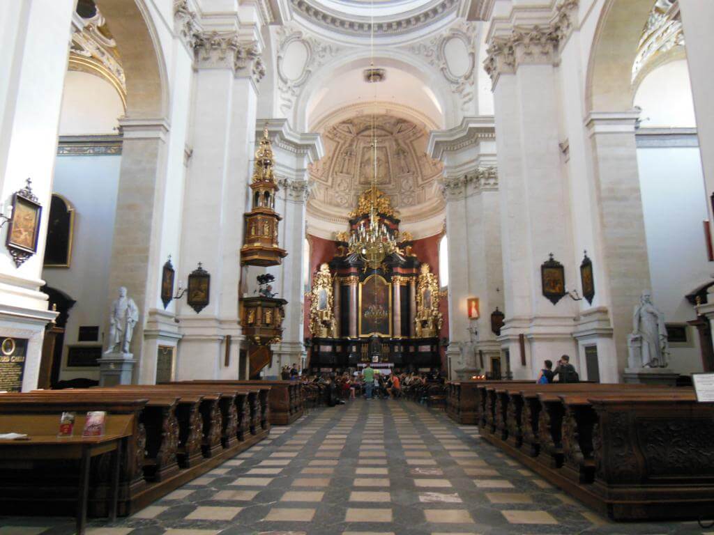 Interior de la iglesia de San Pedro y San Pablo