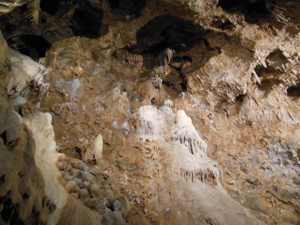 Cascada de piedra caliza en la Grotte de la Merveilleuse