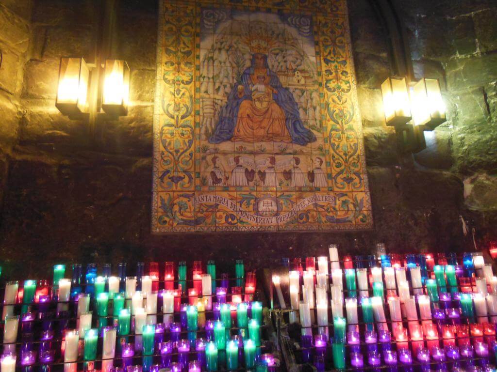 Mosaico de azulejos de la Virgen de Montserrat