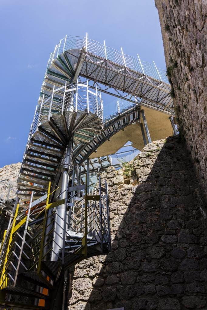 Escaleras que conectan el castillo