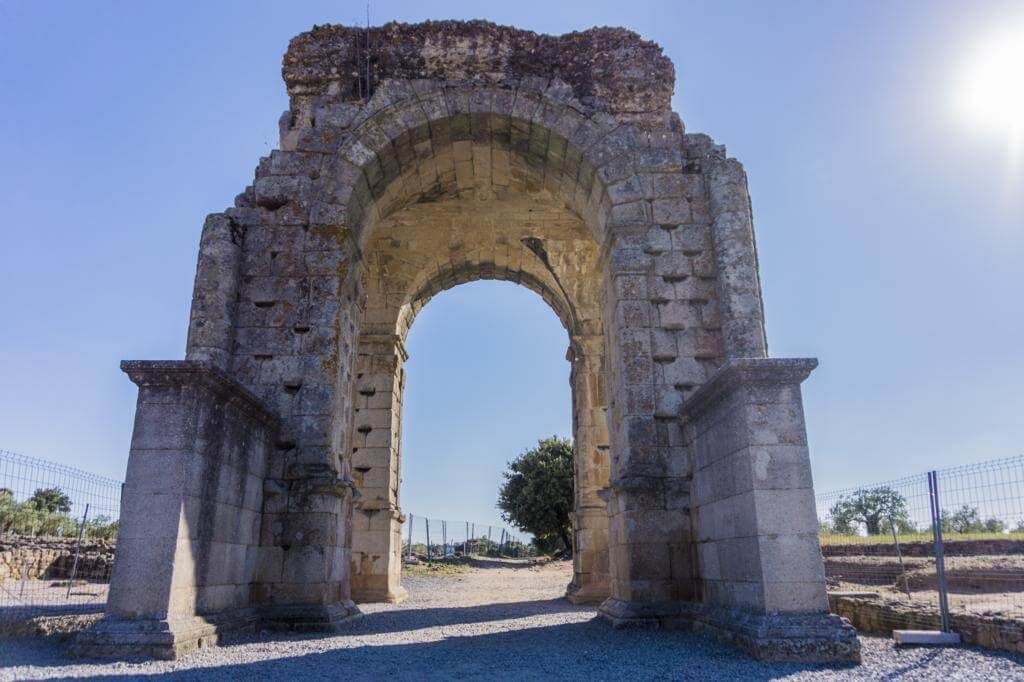 Arco de la Ciudad Romana de Cáparra