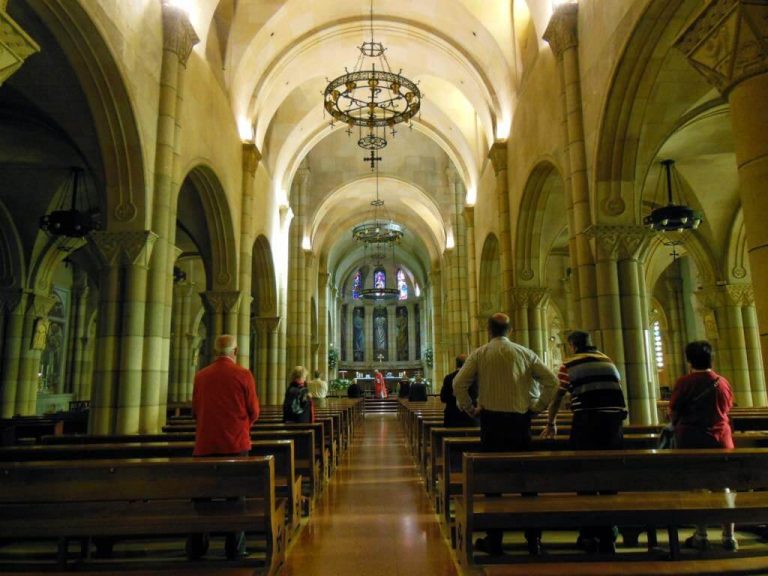 Iglesia de San Pedro en Gijón, un templo al lado del mar.