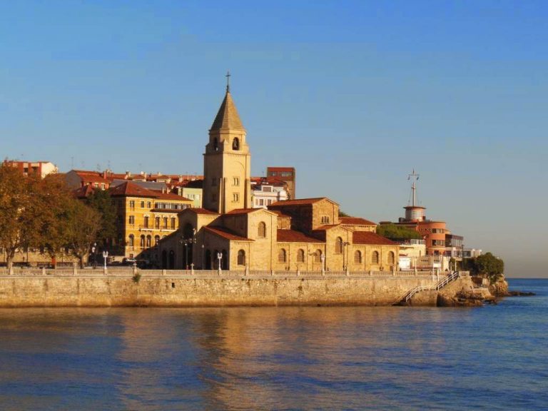 Iglesia de San Pedro en Gijón, un templo al lado del mar.