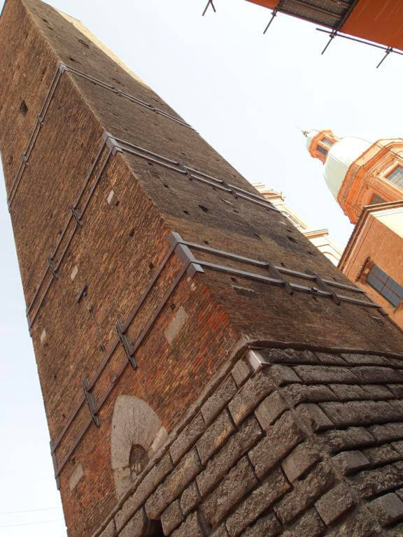 ¿Qué ver en Bolonia en un día? Torre Garisenda