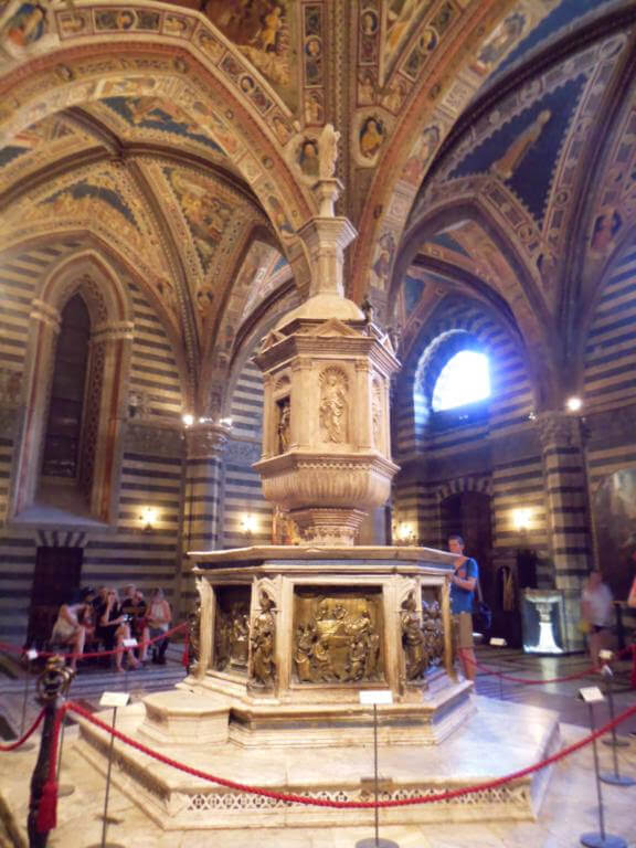 ¿Qué ver en Siena en un día? Pila bautismal en el Baptisterio de San Giovanni