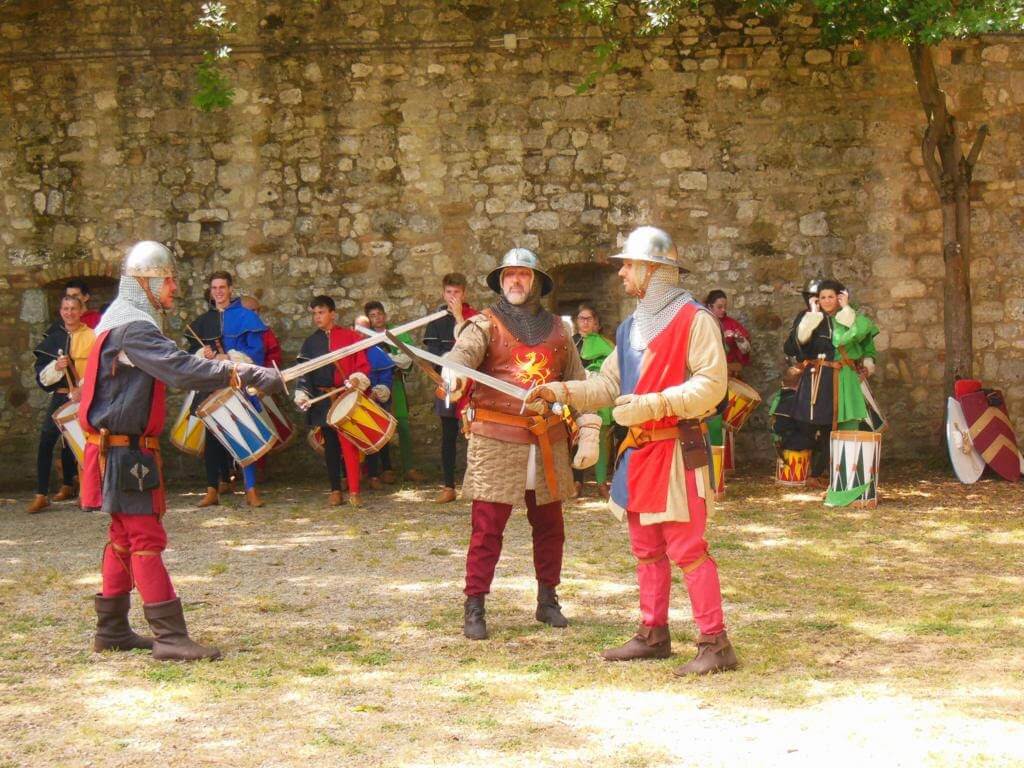 Lucha de espadas en la Rocca of Montestaffoli
