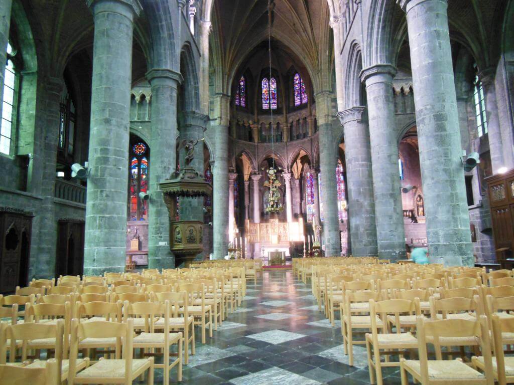 Interior de la Collégiale Notre-Dame de Dinant