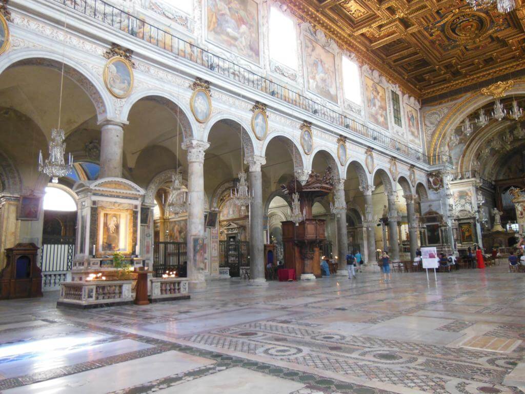 Interior de la Basílica de Santa María en Aracoelli