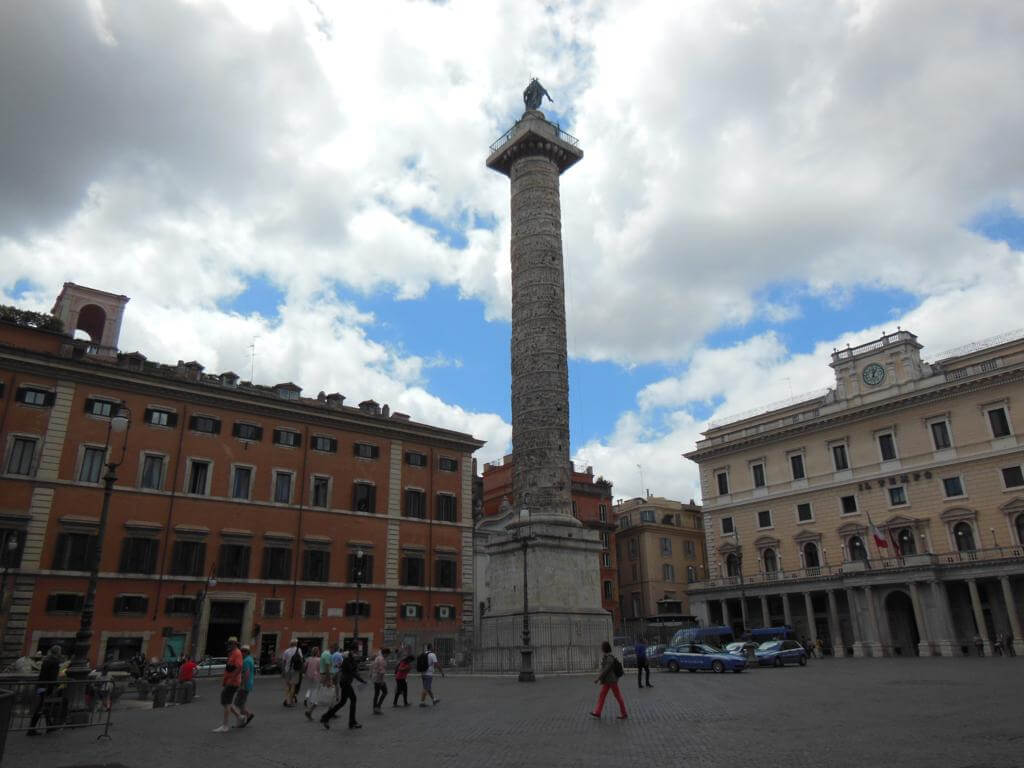 Si buscamos las plazas más bonitas de Roma, tenemos Plaza Colonna