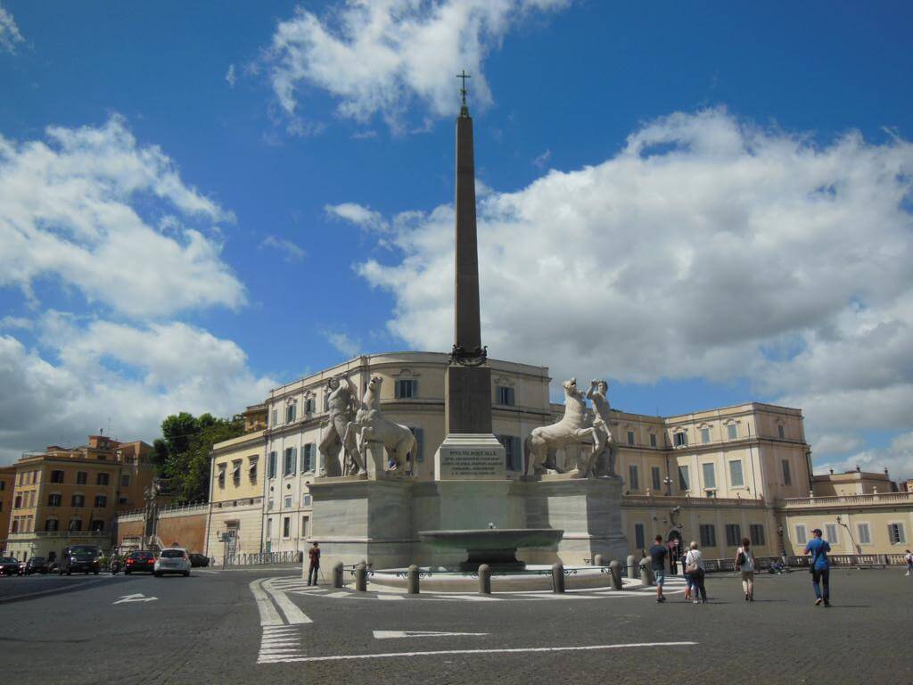 Entre las plazas más bonitas de Roma, está Plaza Quirinale