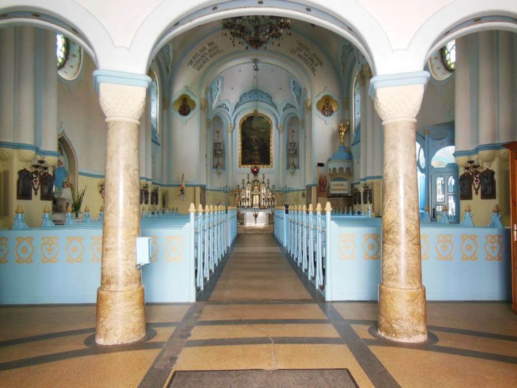 La iglesia azul es conocida como Iglesia de Santa Isabel.