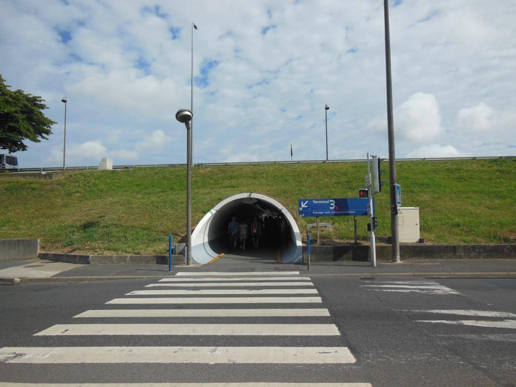 ¿Cómo ir del Aeropuerto de Charles de Gaulle a Gare du Nord? tunel de acceso a la estación de tren.
