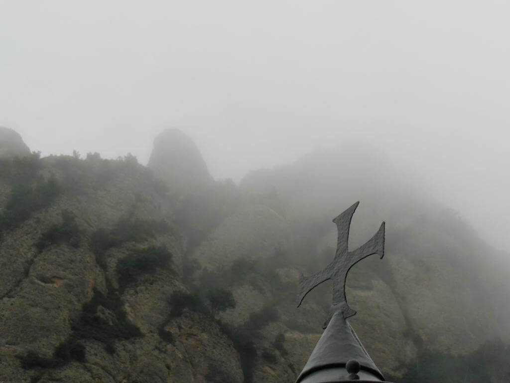 Montserrat comienza a ocultarse bajo la niebla