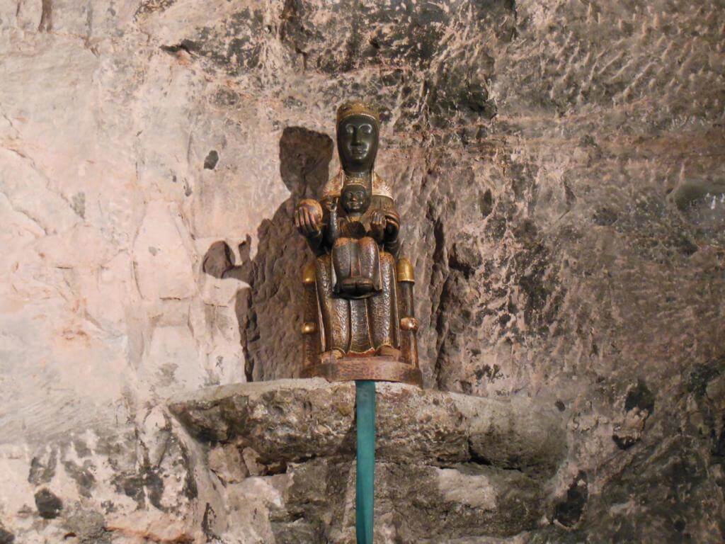 Virgen de Montserrat en la capilla de la Santa Cova