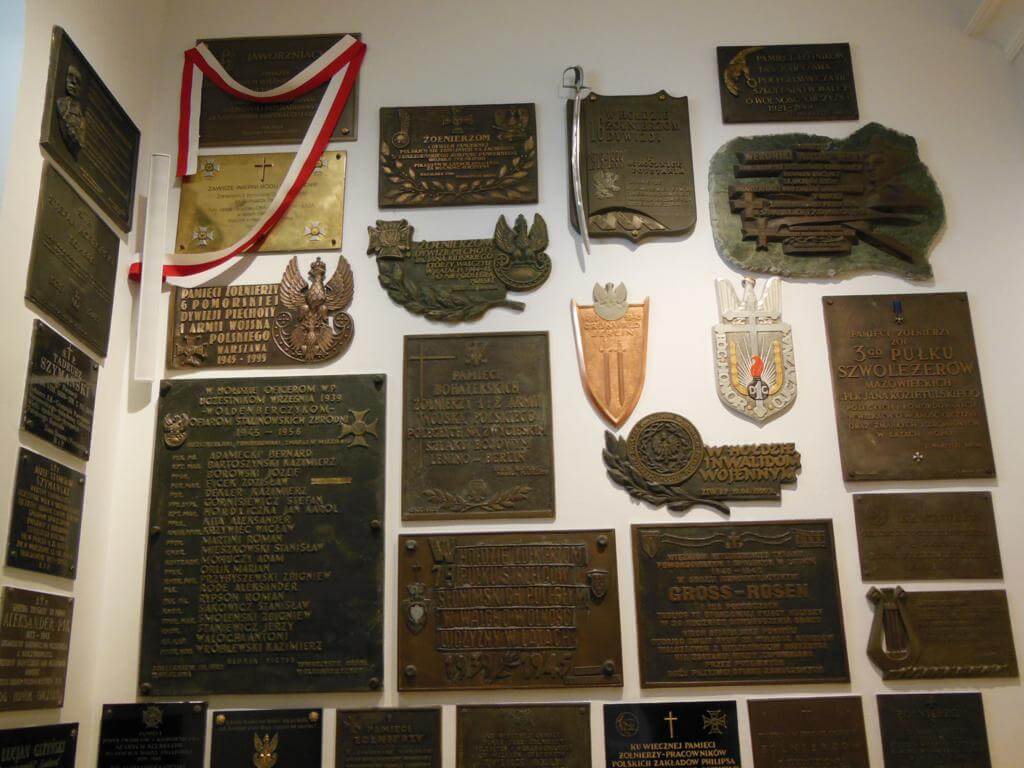 Placas de la Catedral castrense del Ejército Polaco
