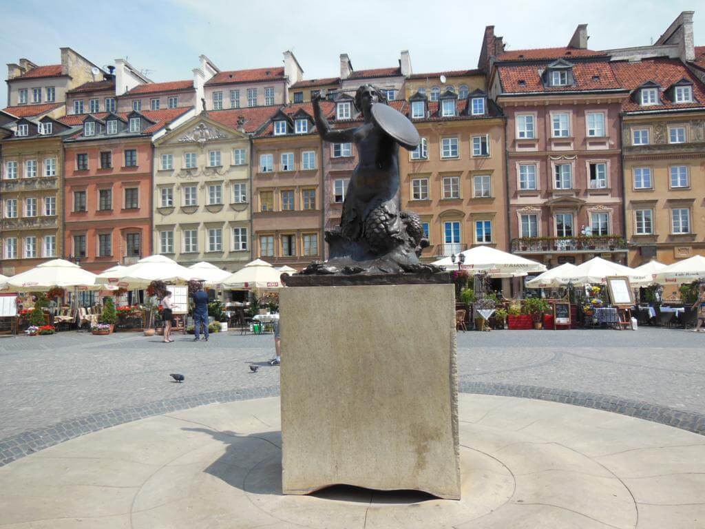 Plaza de la Ciudad Vieja de Varsovia con la sirena
