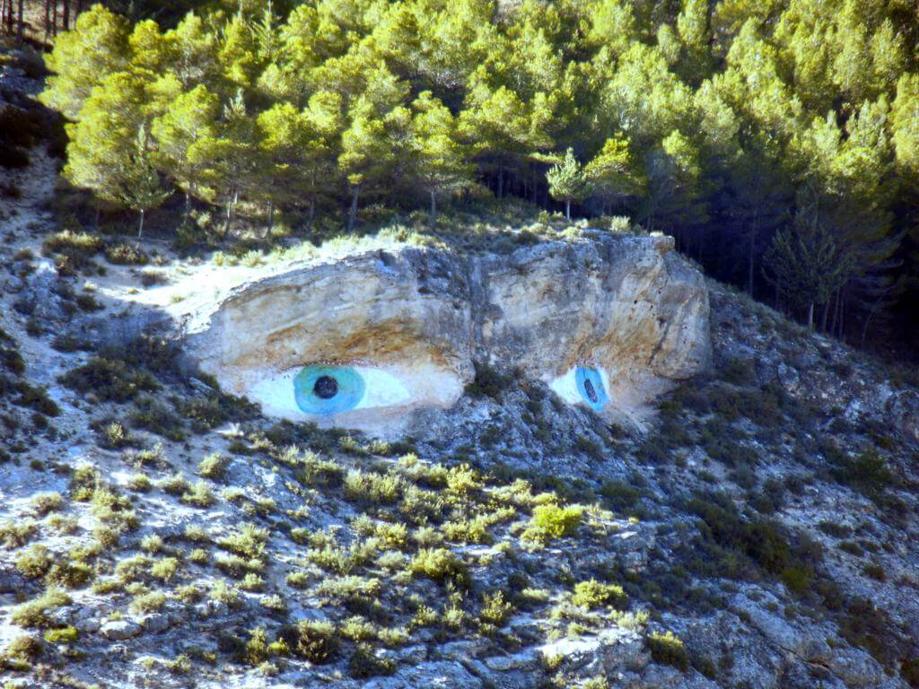 Ojos de la Mora en la roca