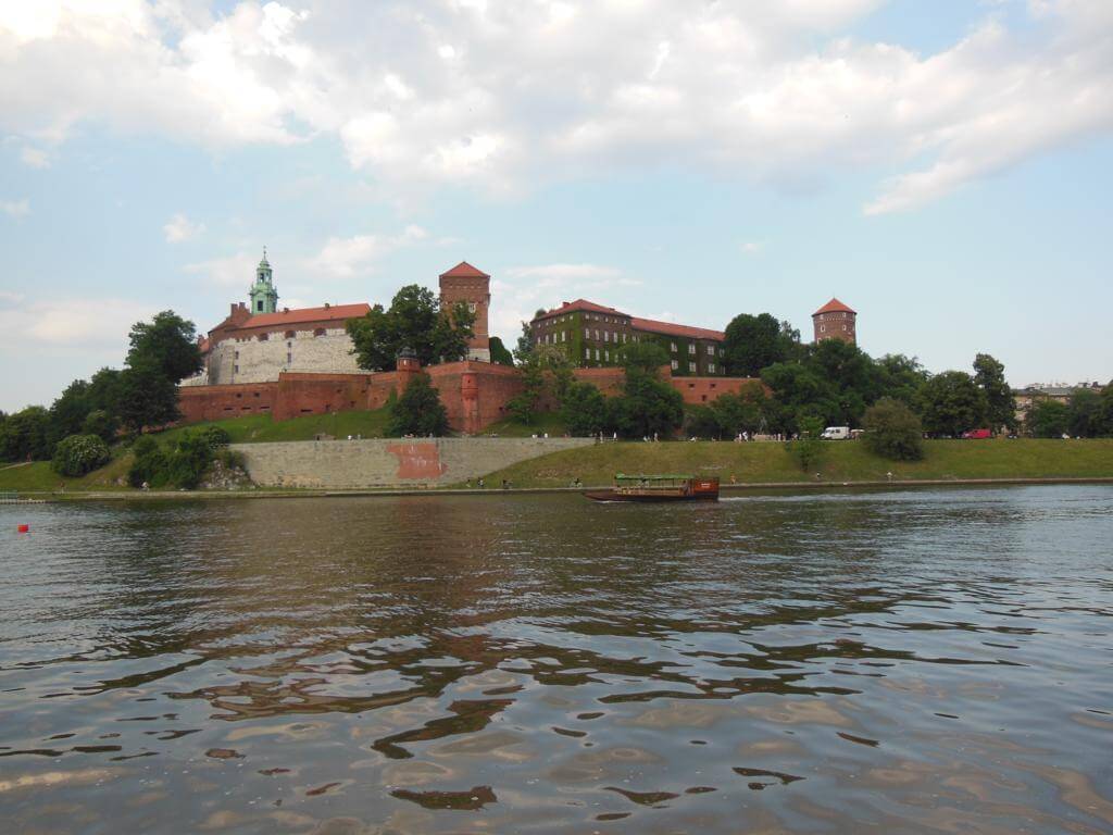 Castillo Wawel desde la orilla del río Wisla