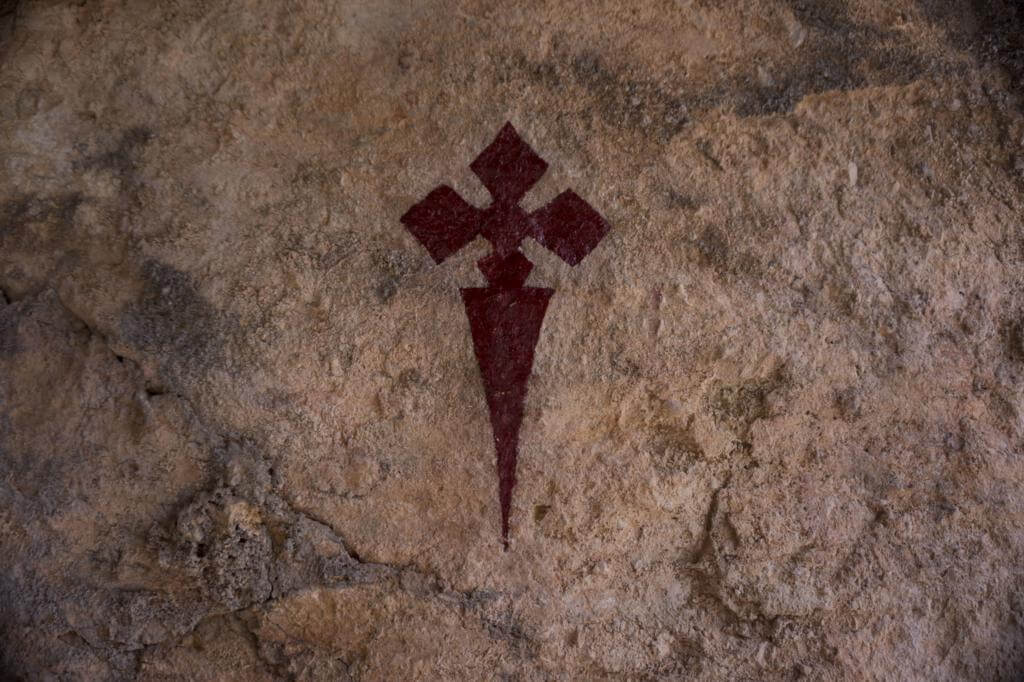 Cruz de Santiago en la cueva