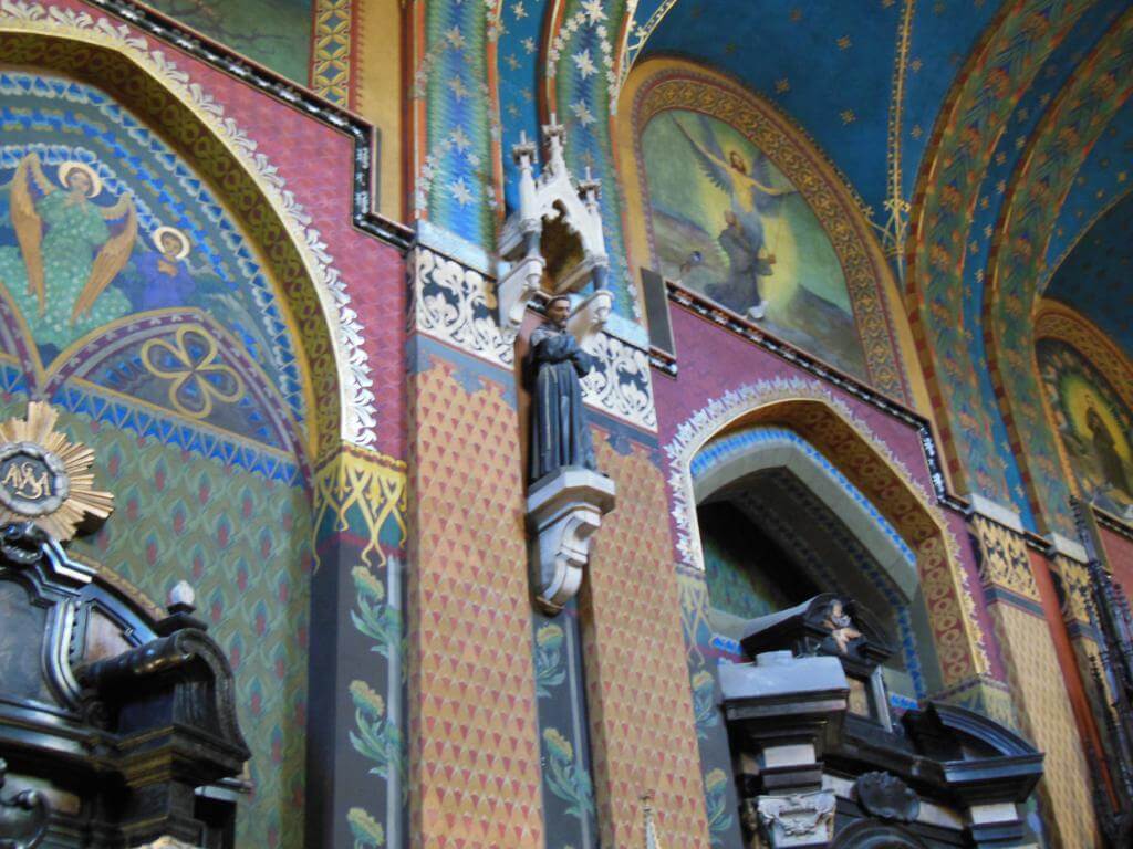 Interior de la basílica de San Francisco en Cracovia.