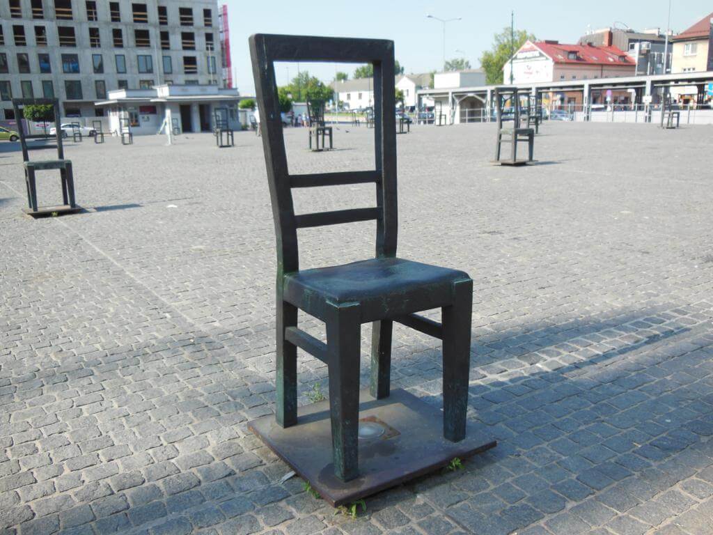 Monumento de las sillas en la plaza de la Paz de Cracovia.