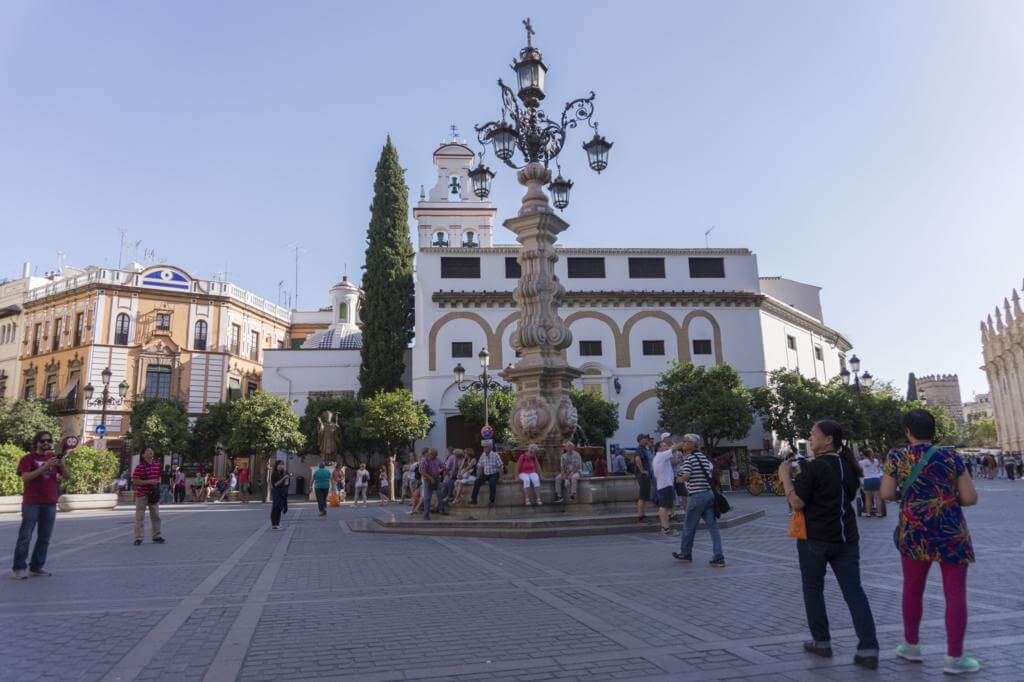 Plaza Virgen de los Reyes (Fuente farola)