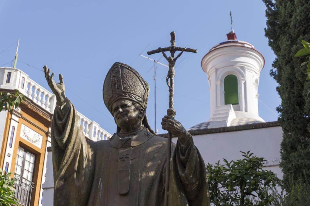 ¿Qué ver en Sevilla en 1 día? Monumento a Juan Pablo II