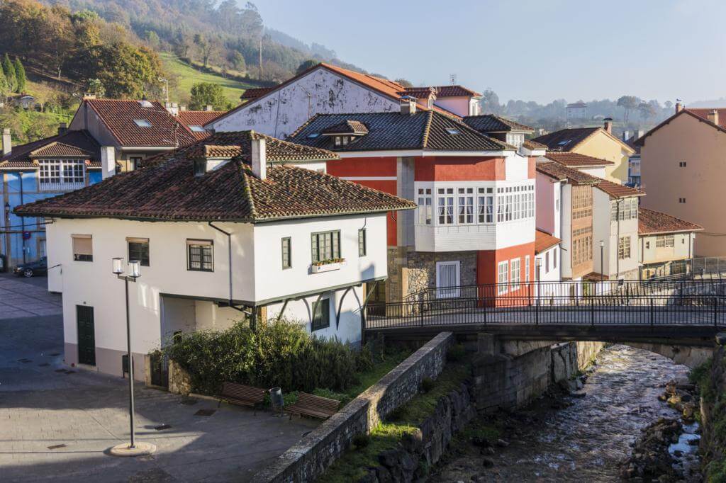 Casas en la orilla del río en Salas (Asturias).