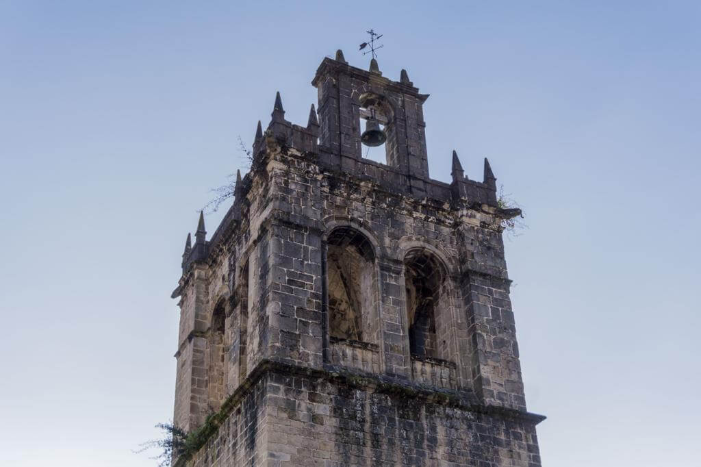 Torre de la Colegiata de Santa María la Mayor de Salas.