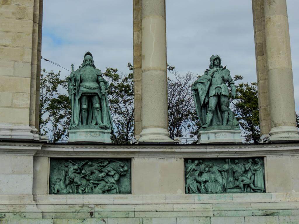 En las columnas aparecen 13 héroes nacionales.