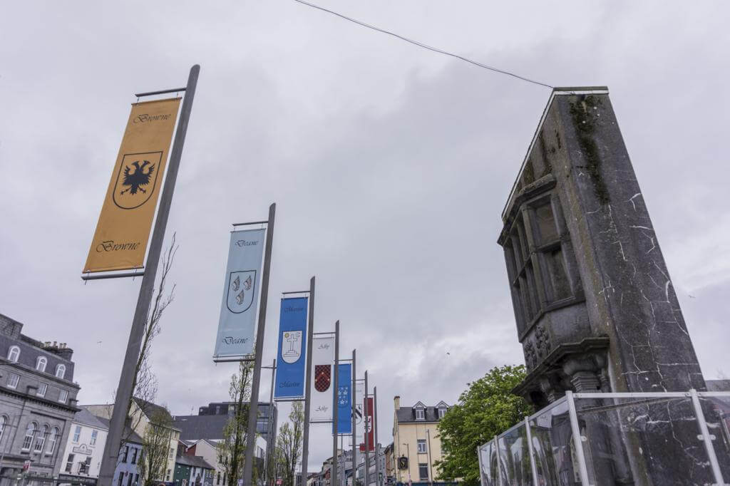 Eyre Square con "The Browne doorway" y algunas de las banderas de las tribus de Galway