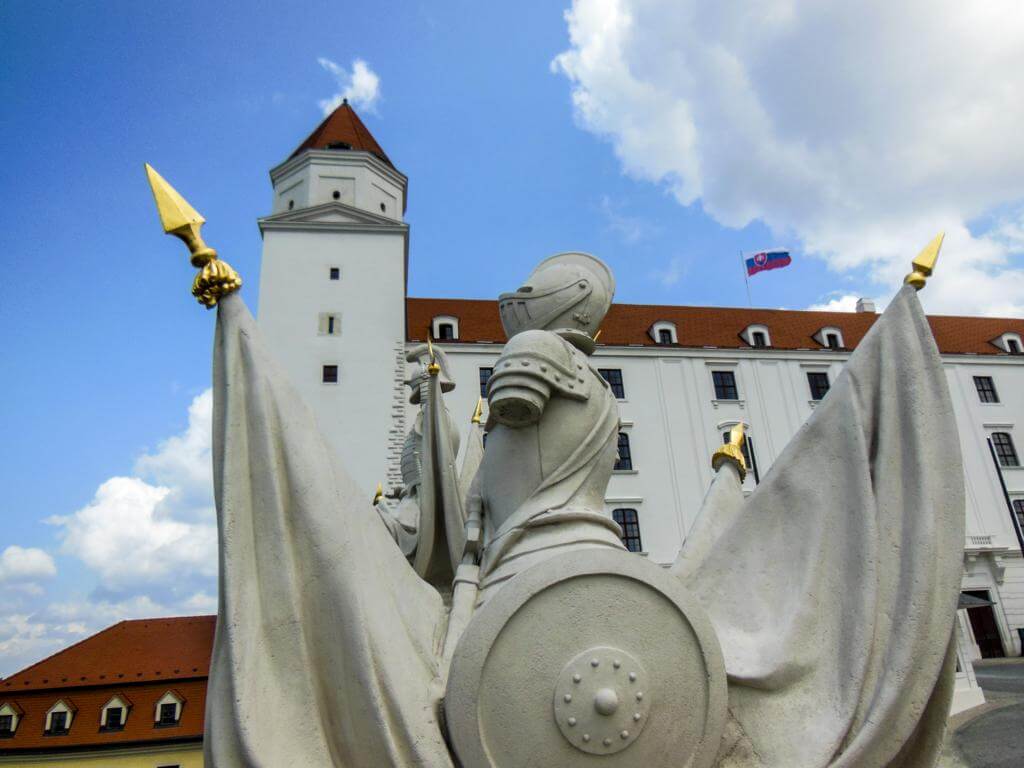 Detalle de escultura en las afueras del castillo.