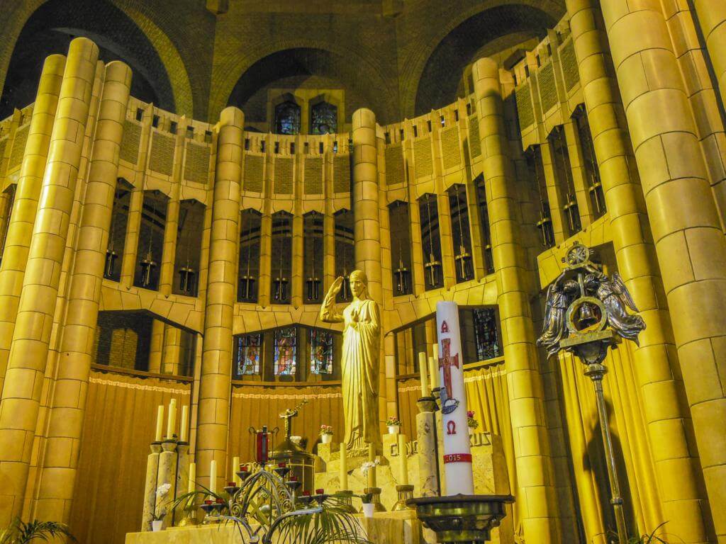 Interior de la Basílica del Sagrado Corazón de Bruselas.