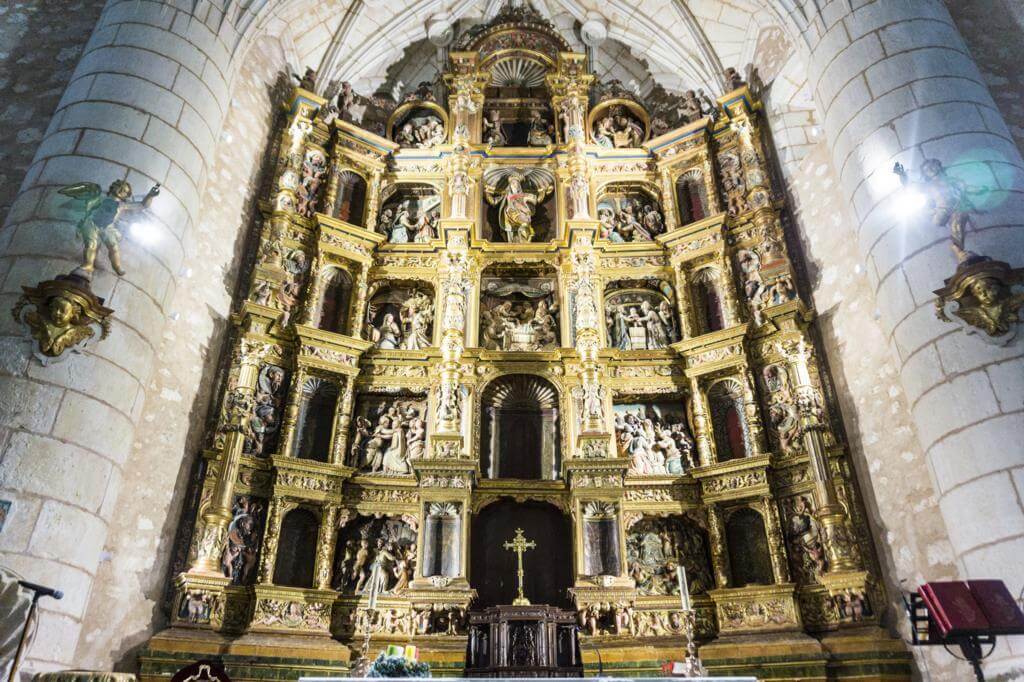 Retablo en el altar mayor de la Parroquia de Santa María de Alarcón.