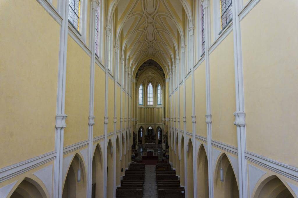 Interior de la Iglesia de la Asunción de Nuestra Señora y San Juan el Bautista de Kutná Hora.