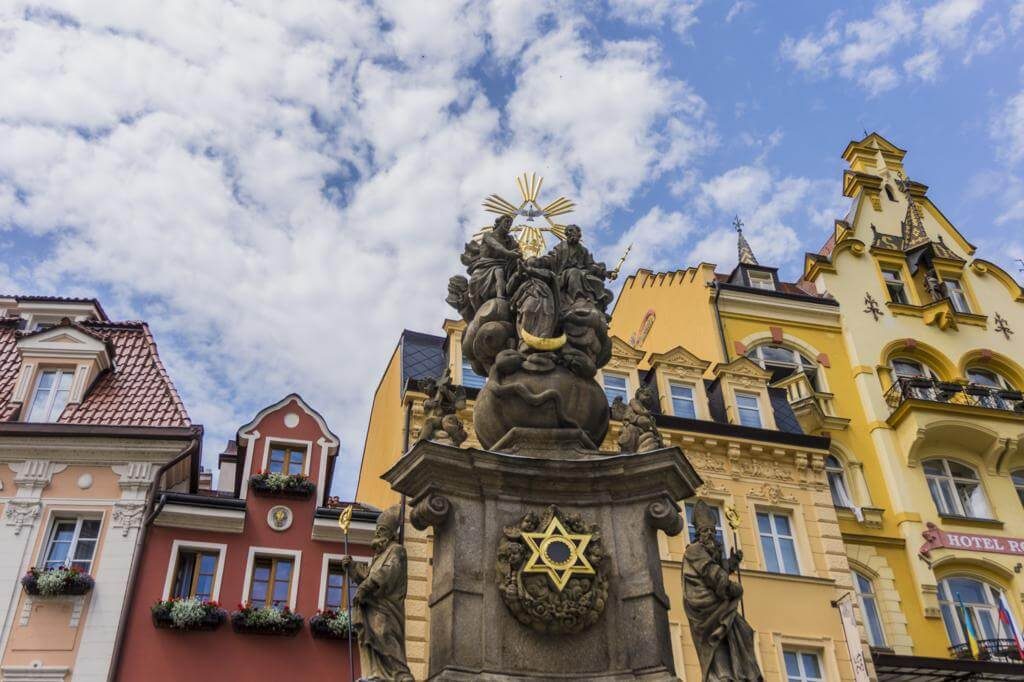 ¿Qué ver en Karlovy Vary? Columna de la Peste.