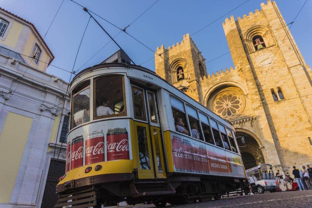 El tranvía a su paso por la Catedral de Lisboa.