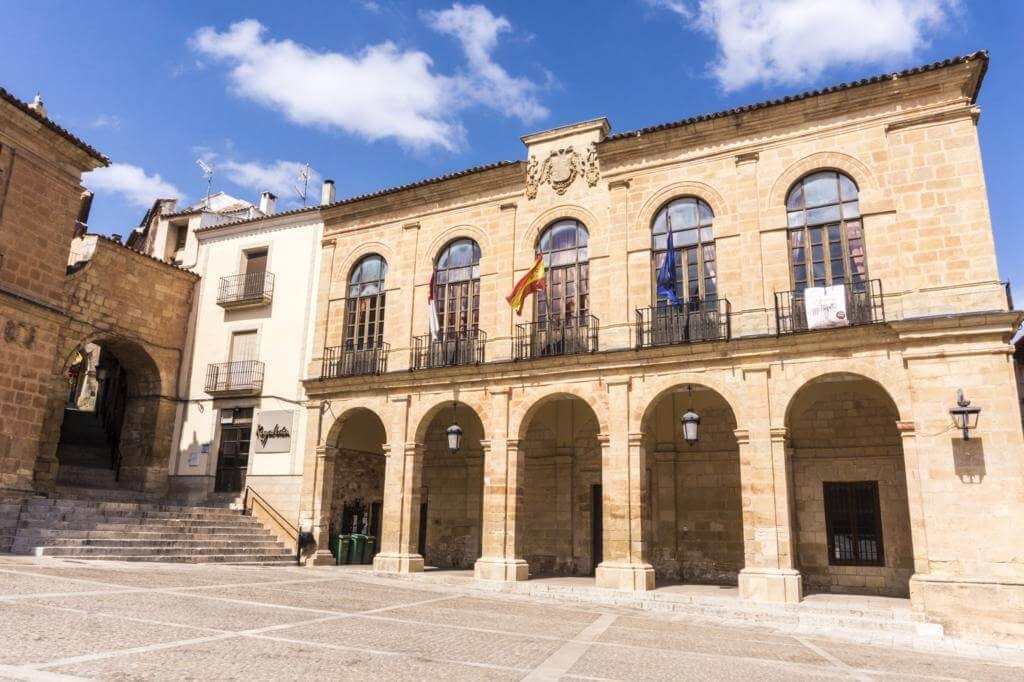 Lonja del Ayuntamiento de Alcaraz y Arco de Zapatería.