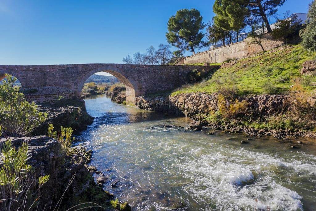 El río Guadalimar a su paso por el puente.