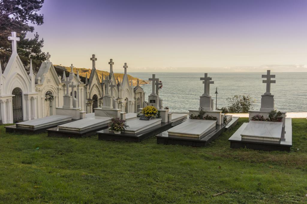 El cementerio de Luarca al lado del mar.
