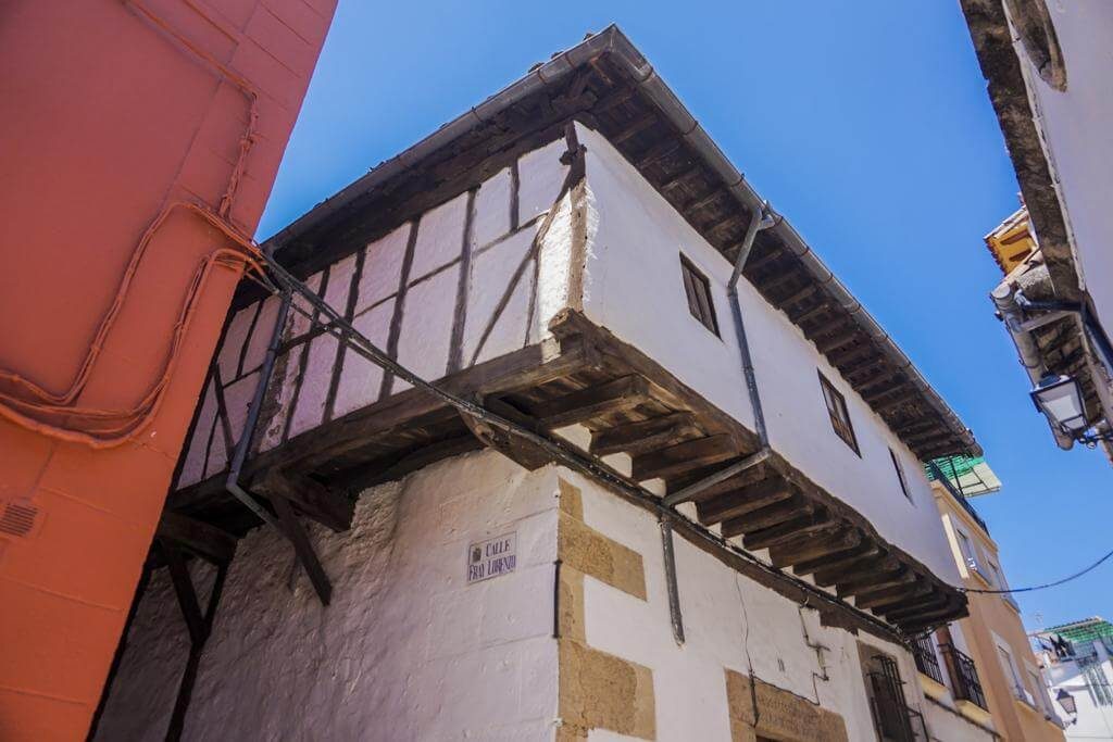 Fachadas balconadas del casco histórico.