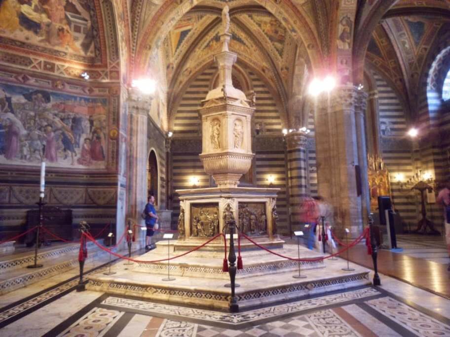 Pila Baustismal del Baptisterio de Siena.