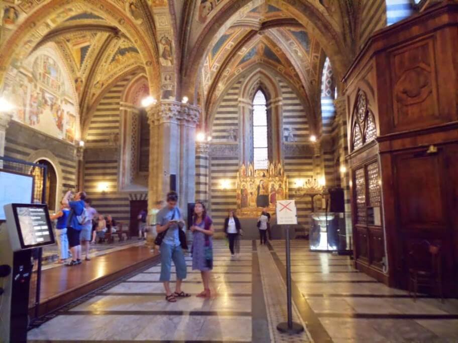 Interior del Baptisterio de Siena.