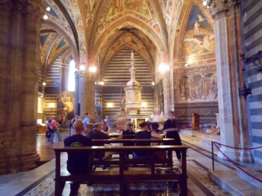 Bancos en el interior del Baptisterio de Siena.
