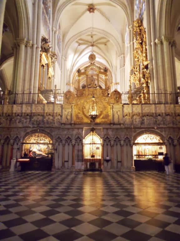 El interior de la catedral es muy amplio