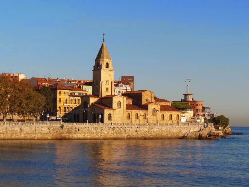Iglesia de San Pedro en Gijón con el mar al lado.