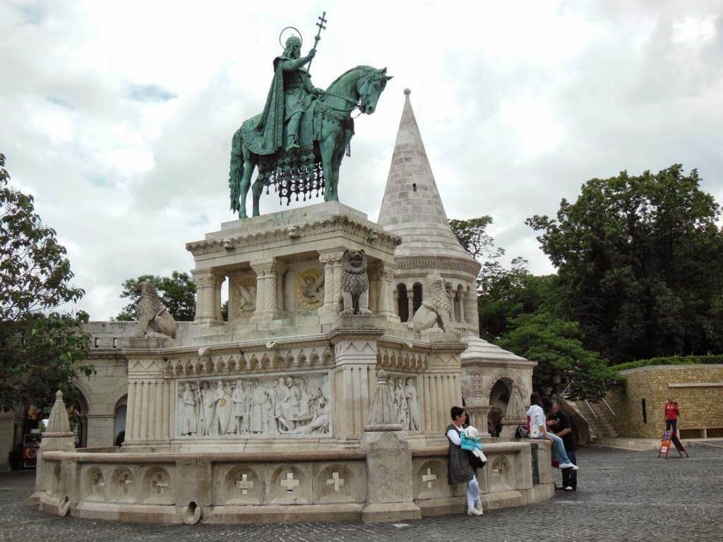 Estatua de Esteban I a caballo
