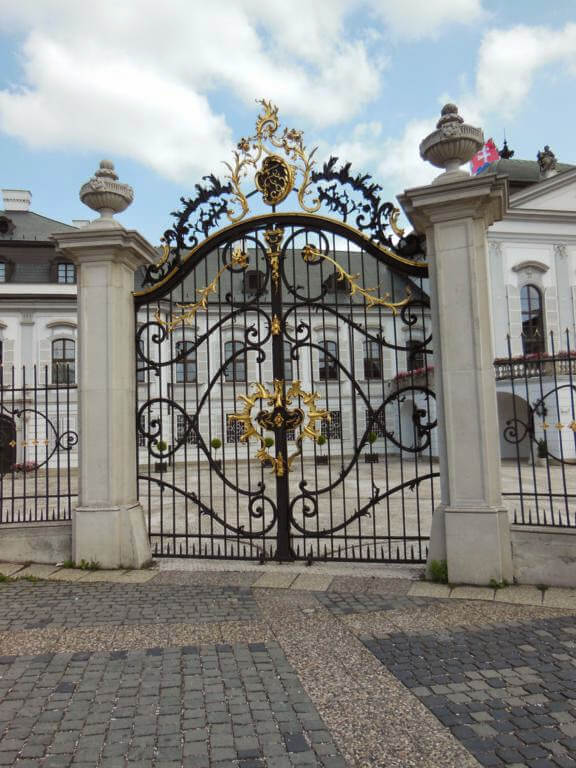 Puerta de acceso al palacio