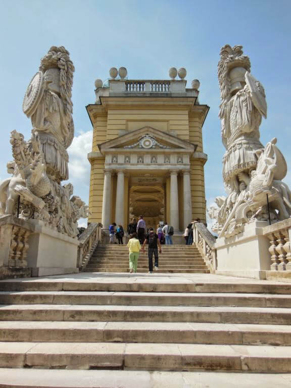 Estatuas impresionantes en el recinto palaciego